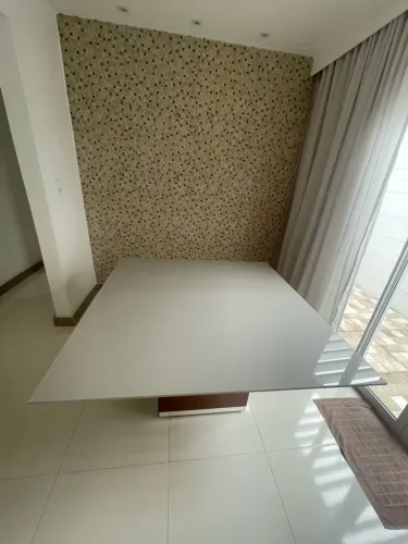 Mesa de jantar com tampo de vidro