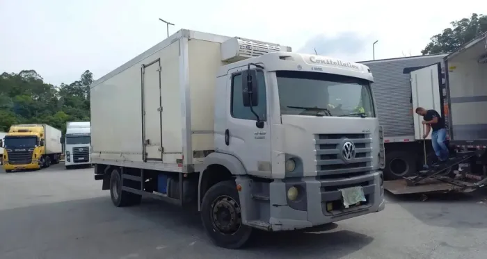 Caminhão toco 15-180