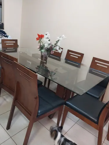 Mesa de sala de jantar com 8 cadeiras