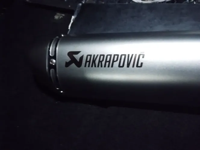Escapamento Akrapovic p moto esportiva