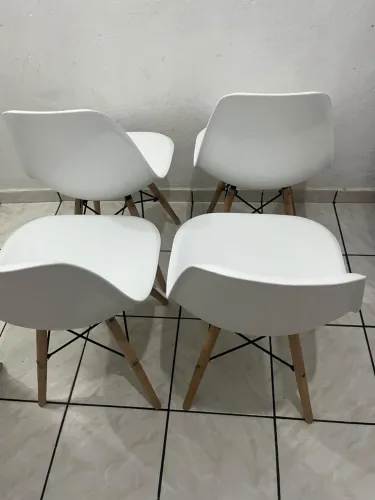 MESA COM 4 CADEIRAS