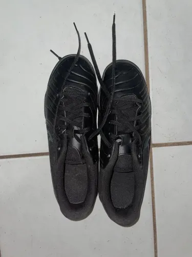 Chuteira da NIKE PRETA (SUPER CONSERVADA) de FUTSAL