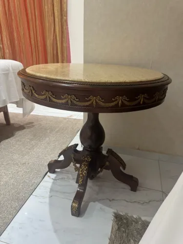 Mesa Madeira cravejada em bronze e tampo em Mármore
