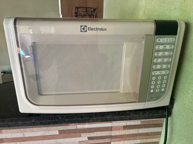 Microondas com suporte incluso