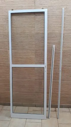 Porta de correr de 70 cm estrutura em alumínio e vidro