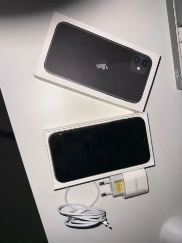 Vendo iPhone 11 de 64GB na cor preto. Todo original, acompanha caixa e carregador.
