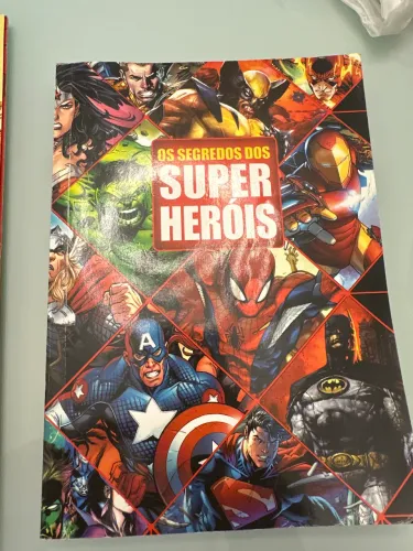 1 livro e Gibis super heróis 