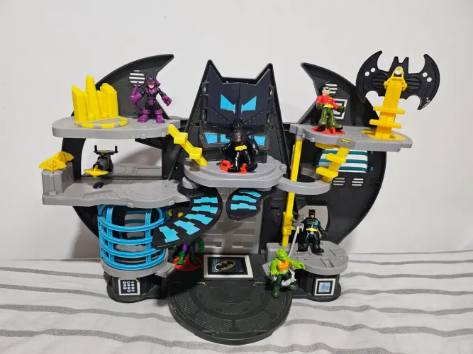 Batcaverna,  com Batman e  Robin 