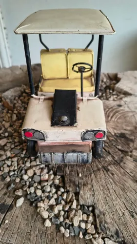Vendo miniatura de carro de golfe em met
