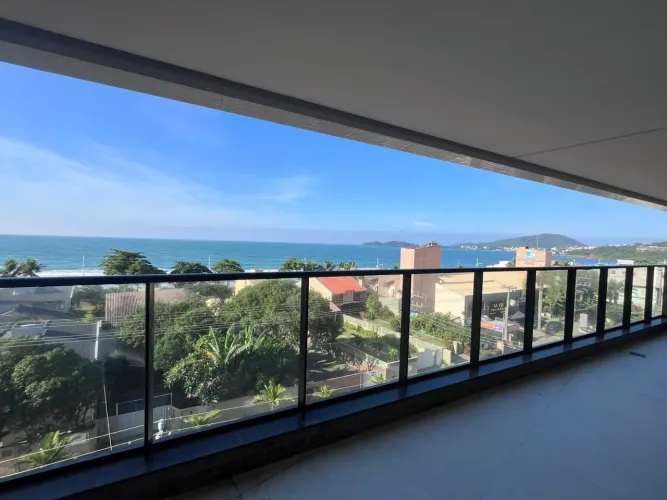 Frente Mar em Bombas - Elegância, Vista permanente e 03 suítes.