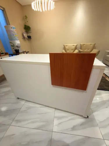 Mesa Balcão de Recepção / Escritório Branca com Detalhe em Madeira (1,60m x 0,90m)