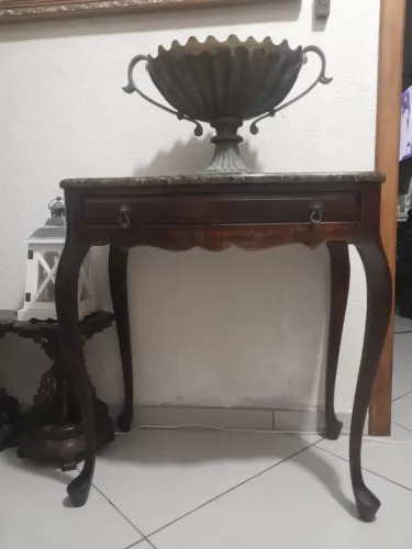 Antigo e grande centro de mesa em metal