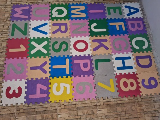 Tapete EVA infantil,  com 35 peças,  letra e número. 