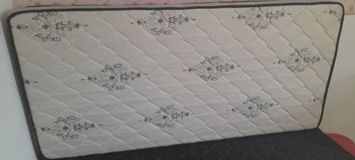 Cama (base + colchão)