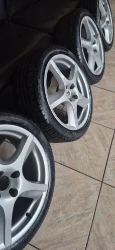 Roda aro 17, com pneus 195x45 70%