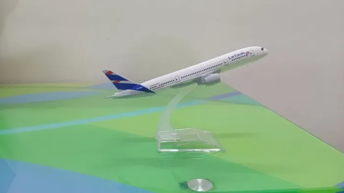 AVIÃO LATAM 787 - 16CM - PRESENTEAR / COLECIONE