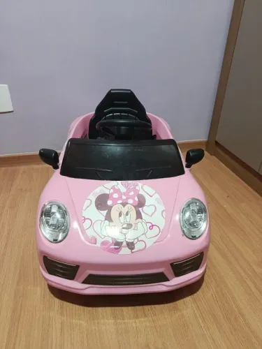 Carro elétrico rosa