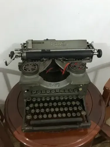 Máquina de escrever antiga  royal
