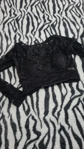 Cropped preto com bojo detalhes em renda flor linda veste p/m