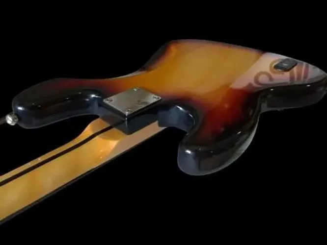 Baixo Jazz Bass Fabricado pela JMS em Portugal, customizado com logomarca Fender 