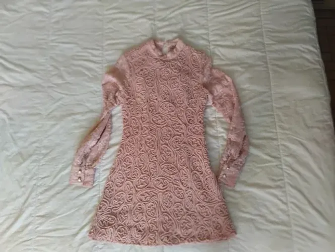 Vestido bordado rosa salmão curto, finíssimo, tamanho 'P'. R$ 400,00 Aceito oferta.