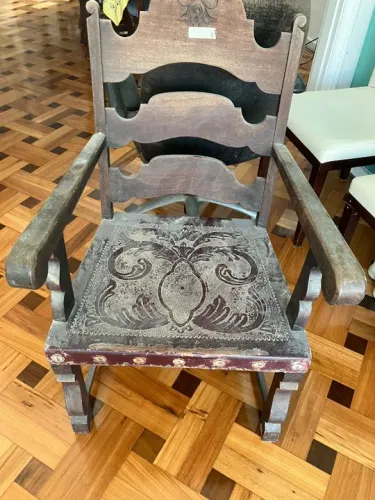 Cadeira estilo Manuelino ou Luis XV. Madeira de lei. Menor preço já visto.