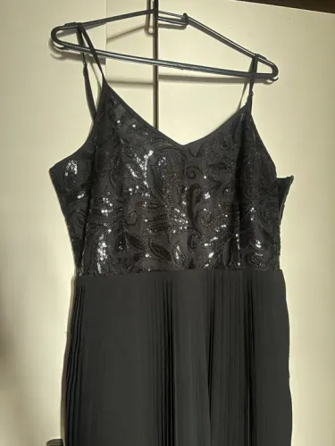 Vestido preto plissado, bordado e com aplicações - tamanho P