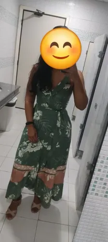 Vendo vestido verde com detalhes florais