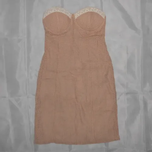 Vestido Tomara Que Caia bege nude com forro e detalhes tipo renda