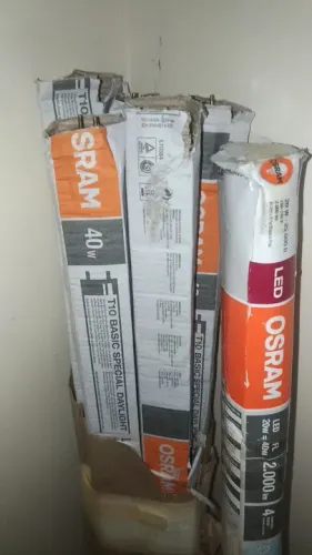 Lâmpadas para calhas, novas, umas 10u, tipo Led e Comum. E outros.