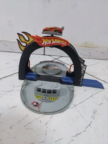 Um posto completo do hot Wheels já vai com carrinho