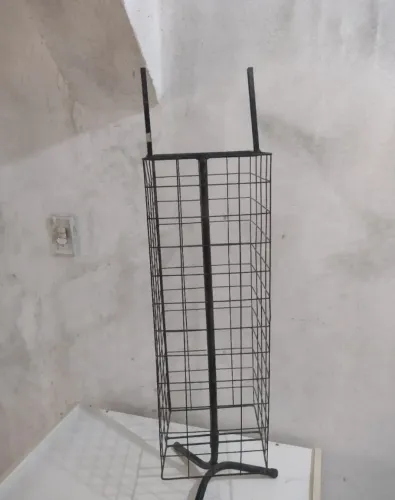 Expositor de óculos quadrado aramado 
