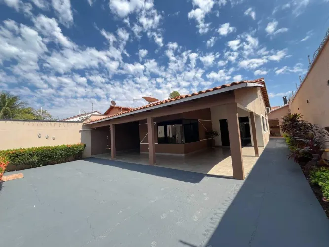 Casa com 3 quartos e energia solar para locação na quadra 1003 Sul. Plano Diretor Sul