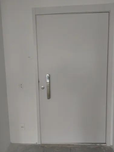 Porta de madeira pivotante 1,10x 2,10 para ambientes internos