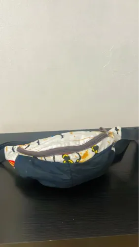 Linda Pochete colorida preto e bege com 2 bolso na frente e um dentro 