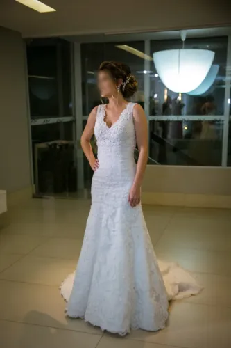 Vestido de noiva com véu incluso