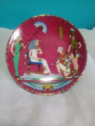 Antigo prato decorativo egípcio pintado a mão - Cleópatra e Marco Antônio