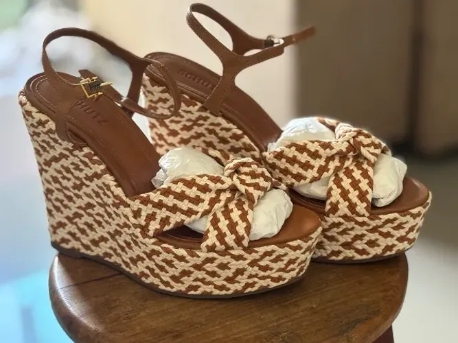Sandália Plataforma Tranças Marrom e Bege SCHUTZ