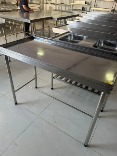 Bancada corta frangos em aço inox 1.20x0.55..