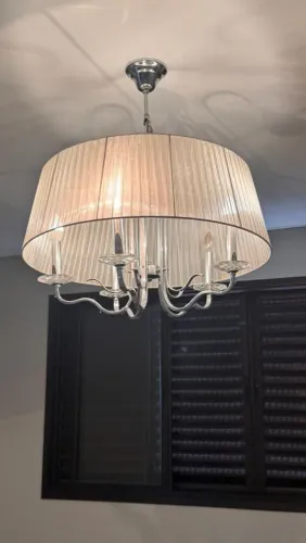  Lustre com um abajur de tecido plissado