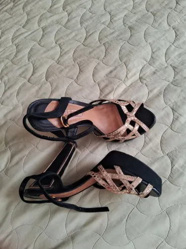 Sandália Arezzo preta com dourada, salto 10 cm