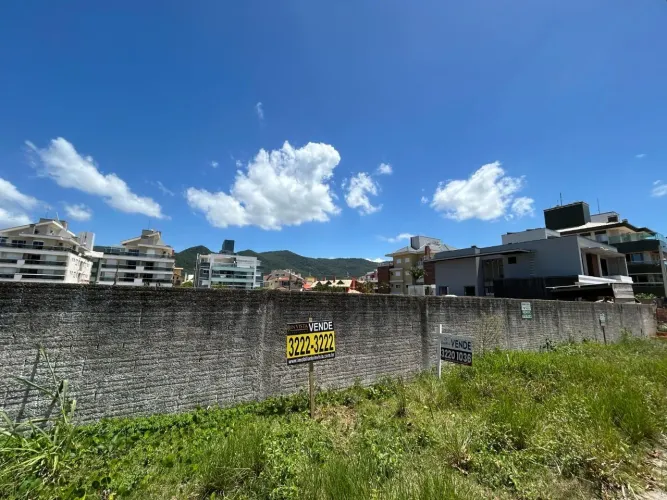 Terreno com 360m² à venda próximo a Praia nos Açores.