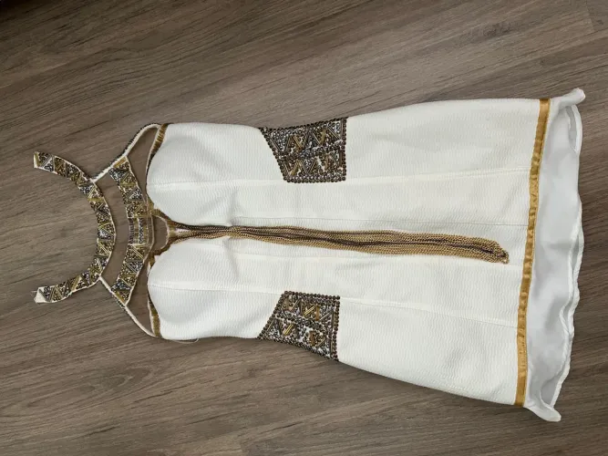 Vestido Branco com Detalhes Dourados - Elegância e Sofisticação