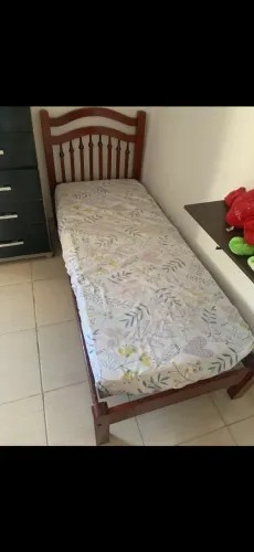 Cama de Madeira Maciça com colchão
