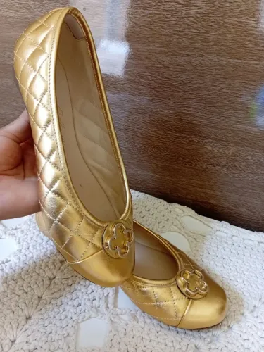SAPATILHA DOURADA COURO MATELASSÊ CAPODARTE 