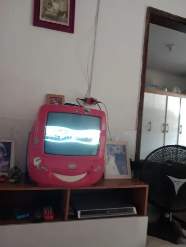 Tv CCE modelo carro da Disney MC Queen reliquia(defeito a imagem não tá abrindo completo).