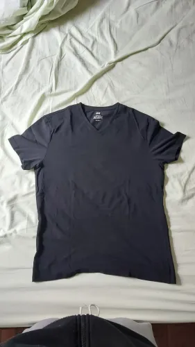 Camiseta Preta H&M gola V