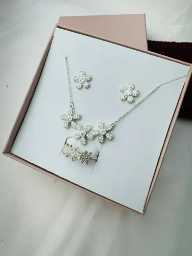 Delicadeza em Cada Detalhe: Conjunto Flor em Prata 925