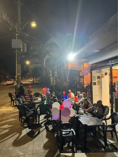 Bar com ambiente agradável e decoração festiva