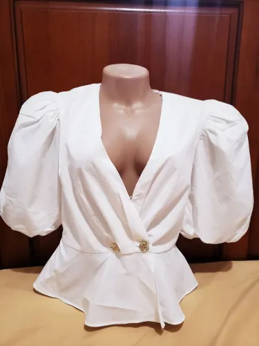 Blusa Branca Elegante com Manga Bufante